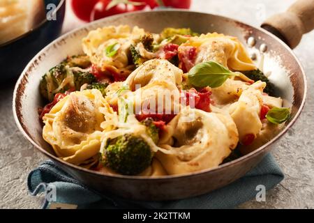 Tortelloni avec les légumes dans une poêle à frire Banque D'Images