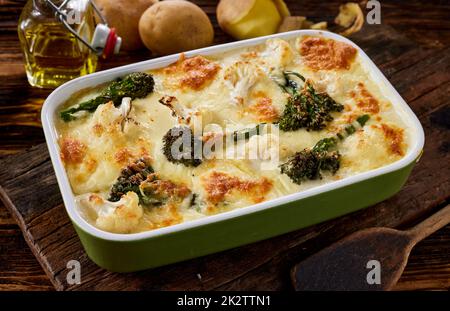 Grains de brocoli et de légumes fraîchement préparés dans une casserole Banque D'Images