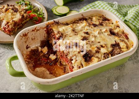 Amuse-gueule avec viande et aubergines dans une casserole Banque D'Images