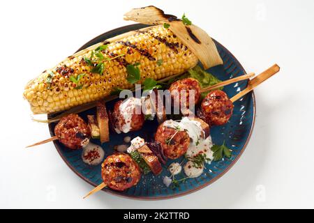 Boulettes de maïs et de viande grillées sur l'assiette Banque D'Images