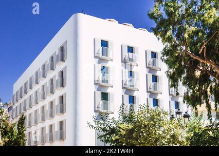 Ibiza, espagne - 25 juillet 2022 : nouveau bâtiment de plusieurs étages, avec un design traditionnel des îles Baléares. Banque D'Images