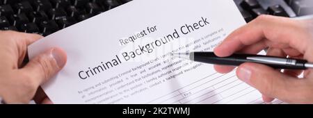 La personne remplissant le formulaire de demande de vérification des antécédents criminels Banque D'Images