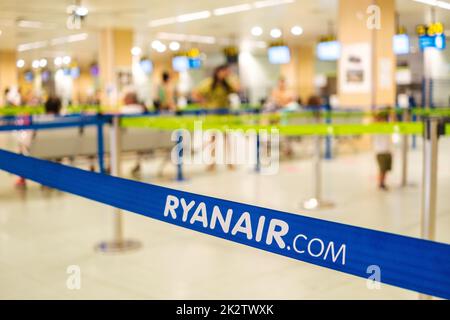 Ibiza, espagne - 28 juillet 2022 : corde pour séparer les voies des files d'attente d'un aéroport de Ryanair. Banque D'Images