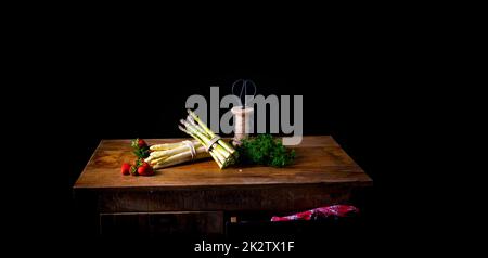 Asperges vertes et blanches sur la table Banque D'Images