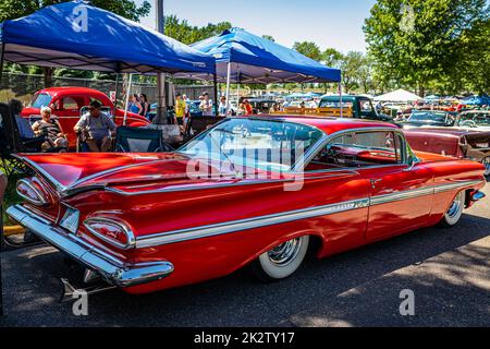 Falcon Heights, MN - 18 juin 2022 : vue arrière à grande perspective d'un toit rigide 2 portes d'une Impala 1959 de Chevrolet lors d'un salon automobile local. Banque D'Images