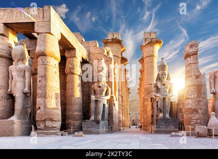 Colonnes et statues de l'entrée principale du temple de Louxor, premier pylône, Égypte Banque D'Images