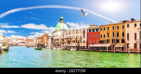 Panorama sur le Grand Canal près du pont Scalzi et de l'église San Simeone Piccolo, Venise, Italie Banque D'Images