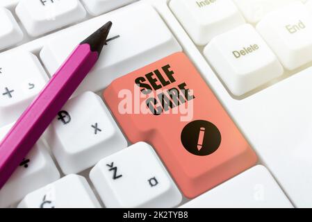 Affiche présentant Self Care. Aperçu de l'entreprise offrez du confort à votre propre corps sans homme d'affaires consultant professionnel en costume tenant la paume ouverte symbolisant un travail d'équipe réussi. Banque D'Images