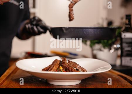 Assiette de viande de bœuf et de légumes.Haricots verts de maïs frits.Cuisine sur une assiette blanche au restaurant. Banque D'Images