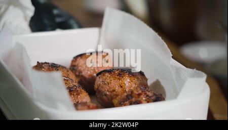 Appétissant boulettes de bœuf frites sur poêle à frire. Gros plan. Banque D'Images