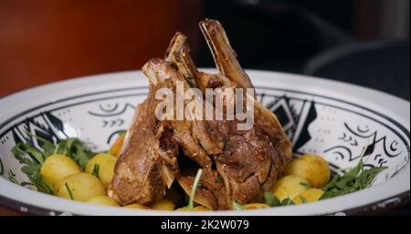 Côtelettes d'agneau plat de viande servi avec des légumes et de l'Arugula. Banque D'Images