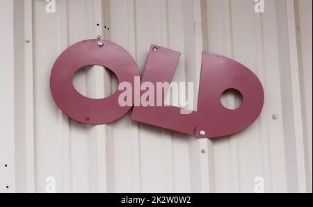 Panneau métallique vintage sur le mur extérieur des petites entreprises locales - ancien Banque D'Images