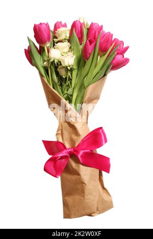 Bouquet de tulipes hollandaises roses et de roses blanches miniatures Banque D'Images