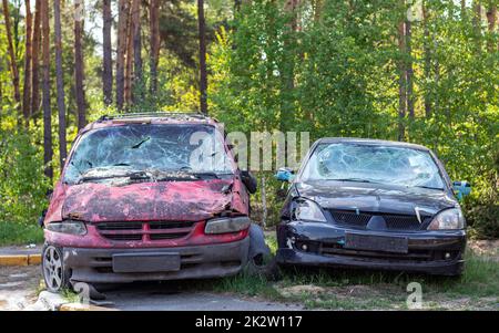 Beaucoup de voitures cassées après un accident de la circulation dans le parking d'une station de restauration sur la rue. Carrosserie de la voiture endommagée à l'extérieur de l'atelier. Vente de véhicules d'urgence d'assurance aux enchères. Banque D'Images