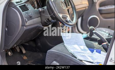 Gros plan du volant d'une voiture après un accident. Les airbags conducteur ne se sont pas déployés. Mise au point douce. Pare-brise cassé avec volant. Intérieur du véhicule. Tableau de bord et volant noirs. Banque D'Images