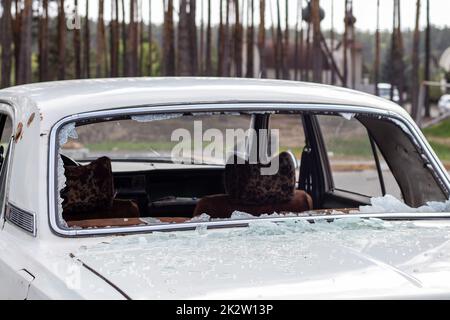 Une voiture après un accident avec une vitre arrière cassée. Vitre cassée dans un véhicule. L'épave de l'intérieur d'une voiture moderne après un accident, une vue détaillée de la voiture endommagée. Banque D'Images