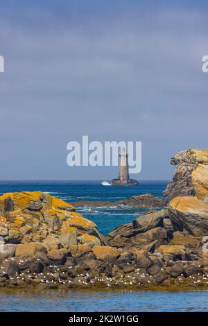 Côte avec Phare du four près d'Argenton en Bretagne, France Banque D'Images