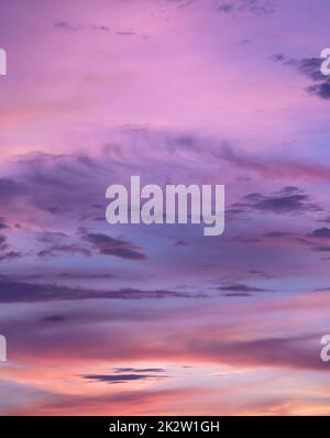 Rose coucher de soleil nuages ciel fond. Banque D'Images