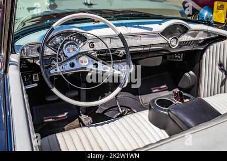 Falcon Heights, MN - 18 juin 2022 : vue de l'intérieur détaillée d'un cabriolet BelAir 1955 de Chevrolet lors d'un salon automobile local. Banque D'Images