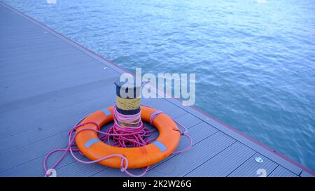 Bouy circulaire sur la jetée de la marina, piscine. Banque D'Images