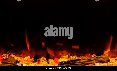 vue sur cheminée électrique avec flamme artificielle étincelante, décor pour l'intérieur, flamme orange sur cristaux Banque D'Images