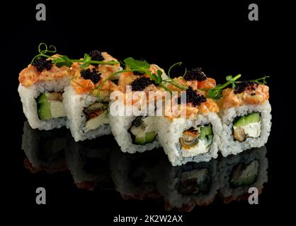 Mettre en place le rouleau de sushi. Cuisine japonaise traditionnelle. Isolé sur fond noir Banque D'Images