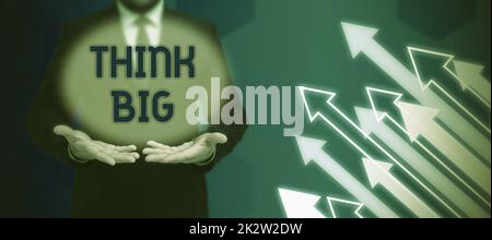 Écriture affichage de texte penser grand. Concept signifiant planifier pour quelque chose de haute valeur pour les soi-même ou pour la préparation homme d'affaires en costume tenant bloc-notes symbolisant un travail d'équipe réussi. Banque D'Images