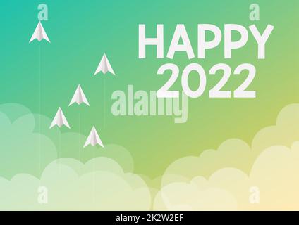 Inspiration montrant l'enseigne Happy 2022. Concept Internet heure ou jour à laquelle une nouvelle année civile commence à partir d'aujourd'hui cinq avions en papier volant ciel entouré de nuages atteignant des objectifs. Banque D'Images