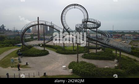 La vue de Tiger et Turtle avant les centrales électriques sous le ciel gris à Duisburg Banque D'Images