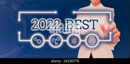 Légende de texte présentant 2022 Best. Aperçu de l'entreprise la plus haute qualité réalisée dans tous les domaines se préparant à l'année prochaine Lady en costume tenant un stylo symbolisant les succès du travail d'équipe. Banque D'Images