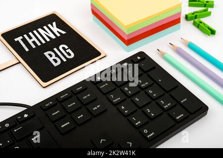 Écriture affichage de texte penser grand. Concept signifie planifier quelque chose de haute valeur pour les soi-même ou pour la préparation ordinateur clavier et symbole.support d'information pour la communication. Banque D'Images