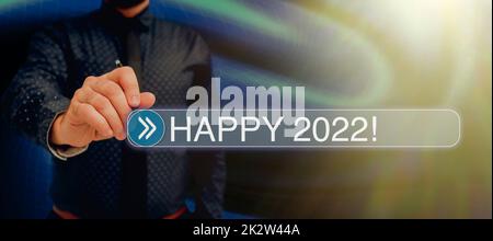Légende conceptuelle Happy 2022. Mot écrit à l'heure ou au jour où une nouvelle année civile commence à partir de maintenant Lady en costume tenant un stylo symbolisant les succès du travail d'équipe. Banque D'Images