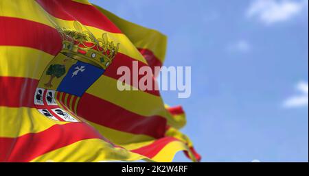 Drapeau aragonais agitant dans le vent par temps clair Banque D'Images