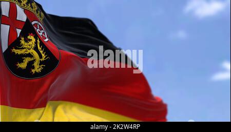 Le drapeau de la Rhénanie-Palatinat agité dans le vent par temps clair Banque D'Images