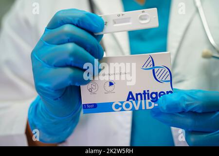 Médecin dans l'epi tenant Antigen Rapid Test kit ATK à l'hôpital. Banque D'Images