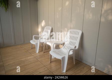 Personne de chaise blanche autour de la piscine extérieure dans le complexe hôtelier vide Banque D'Images