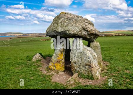 Carreg Samson connu sous le nom de Carreg Sampson, Samson's Stone ou The Longhouse - un dolmen néolithique de 5000 ans situé à 800 mètres à l'ouest d'Abercastle près du chemin de la côte du Pembrokeshire au pays de Galles, au Royaume-Uni Banque D'Images