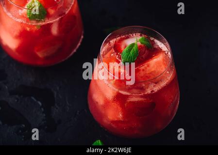 Verres de melon d'eau frais et de cocktail de fraise Banque D'Images