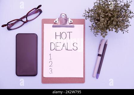 Signature manuscrite Hot Deals. Concept signifiant un accord par lequel l'un des paties est offert et accepter des fournitures de bureau d'école flashy, des collections d'apprentissage d'enseignement, des outils d'écriture Banque D'Images