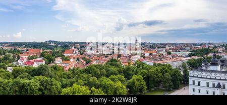 Vue panoramique sur la vieille ville de Vilnius depuis la tour du château de Gediminas Banque D'Images