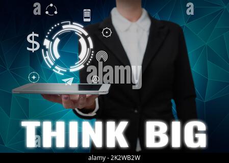 Affiche manuscrite Think Big. Approche d'entreprise pour planifier quelque chose de valeur élevée pour les soi-même ou pour la préparation Lady en costume tenant une tablette électrique présentant la pensée innovante. Banque D'Images