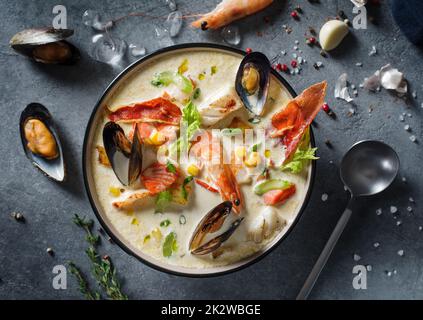 La chaudrée de palourdes de la Nouvelle-Angleterre, parfois appelée chaudrée de palourdes de Boston ou de style Boston. Soupe crémeuse aux crevettes, au maïs, au bacon et aux moules Banque D'Images