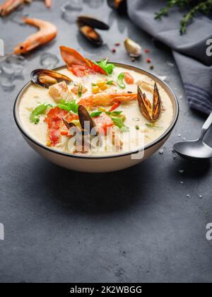 La chaudrée de palourdes de la Nouvelle-Angleterre, parfois appelée chaudrée de palourdes de Boston ou de style Boston. Soupe crémeuse aux crevettes, au maïs, au bacon et aux moules Banque D'Images