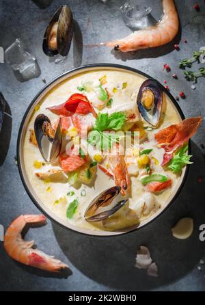 La chaudrée de palourdes de la Nouvelle-Angleterre, parfois appelée chaudrée de palourdes de Boston ou de style Boston. Soupe crémeuse aux crevettes, au maïs, au bacon et aux moules Banque D'Images