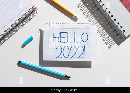 Affiche textuelle indiquant Hello 2022. Idée d'affaires espérant une grandeur à se produire pour la prochaine année -47374 Banque D'Images