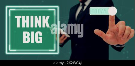 Écriture affichage de texte penser grand. Aperçu de l'entreprise pour planifier quelque chose de haute valeur pour les soi-même ou pour la préparation Lady en costume tenant le stylo symbolisant les succès de travail d'équipe. Banque D'Images