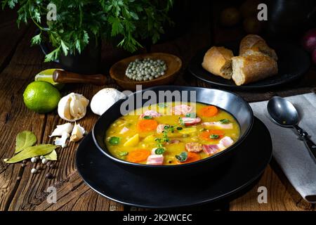 Soupe rustique aux petits pois avec bacon et saucisses Banque D'Images