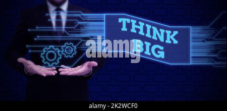 Légende conceptuelle : « Think Big ». Approche commerciale pour planifier quelque chose de valeur élevée pour les soi-même ou pour la préparation homme d'affaires en costume tenant une tablette symbolisant un travail d'équipe réussi. Banque D'Images
