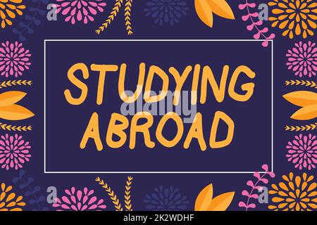 Texte montrant l'inspiration étudiant à l'étranger. Concept signification apprendre à l'extérieur de la maison dans un pays étranger cadre de voyage décoré avec des fleurs colorées et le feuillage arrangé harmonieusement. Banque D'Images