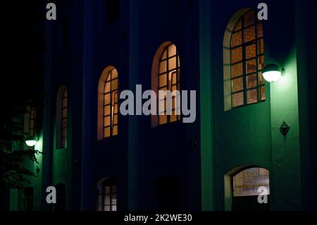 Façade avec fenêtres illuminées d'un loft dans un bâtiment industriel historique de cologne, allemagne Banque D'Images